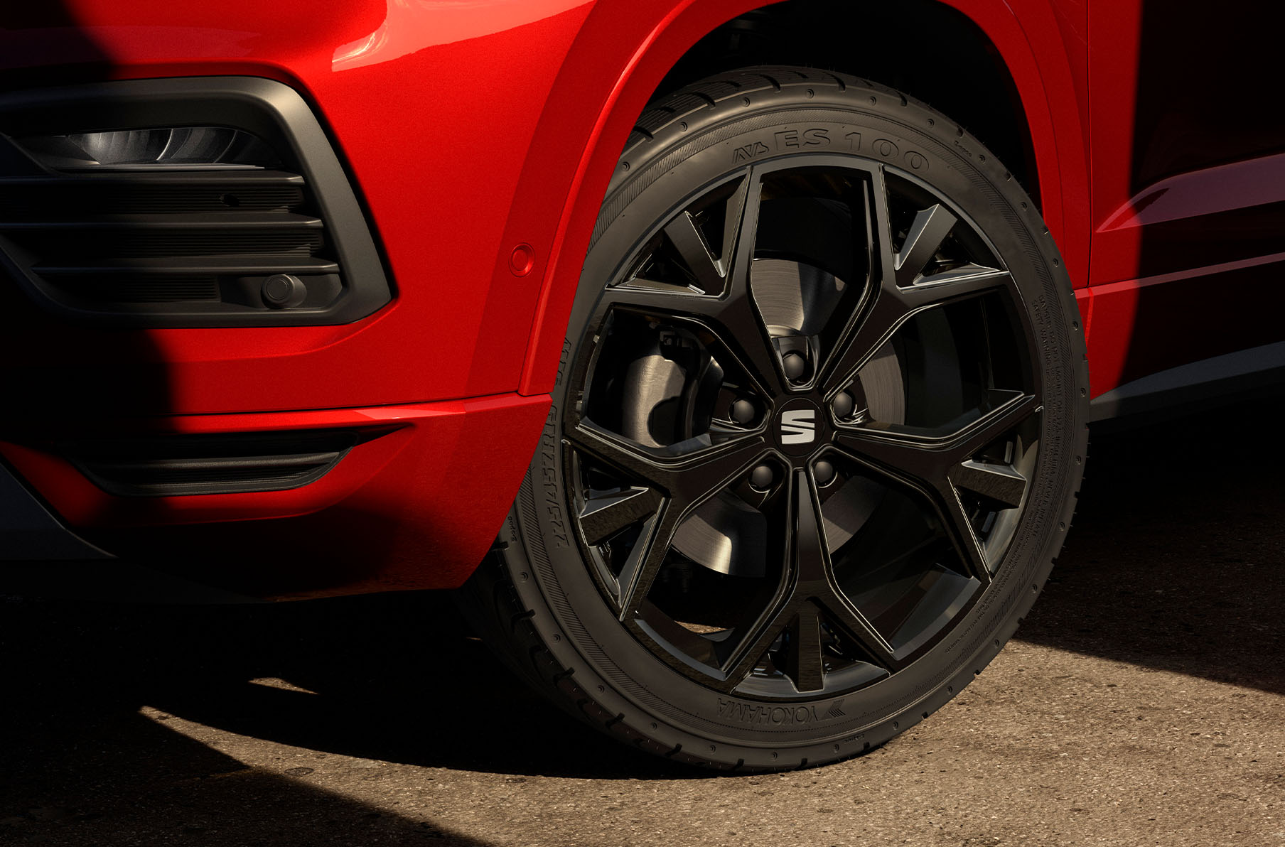 Black roof spoiler on the seat leon fr trim black pack edition, to improve aerodynamics.
