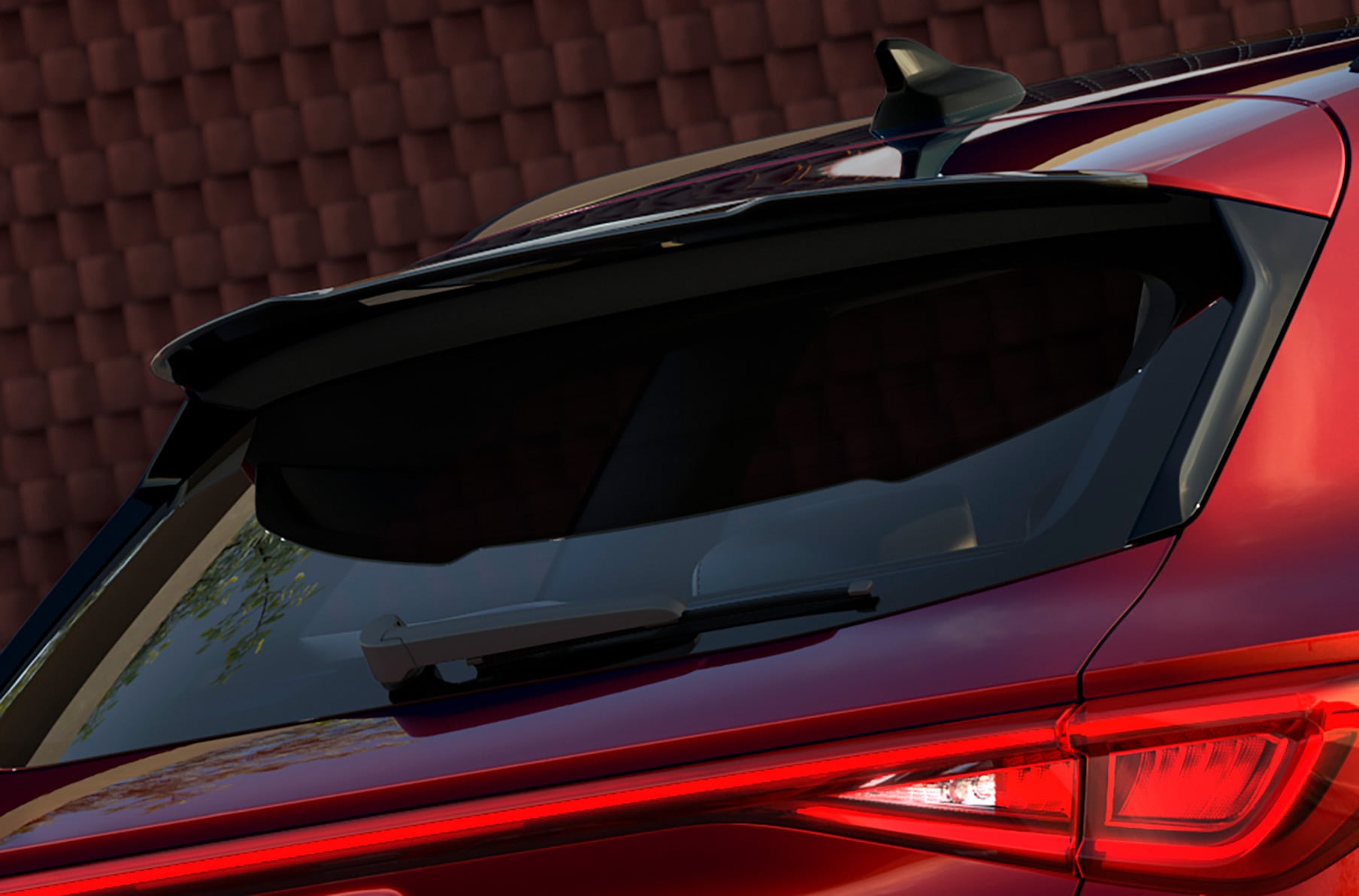 Black roof spoiler on the seat leon estate fr trim black pack edition, to improve aerodynamics.